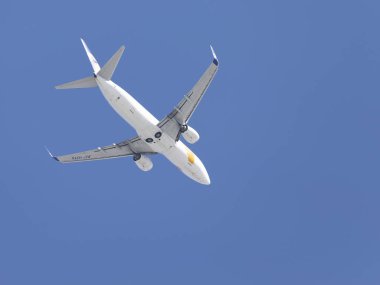 Boeing 737 uçak ve mavi gökyüzü