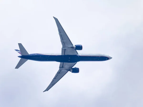 Gökyüzünde Uçak Boeing 777-3m0er — Stok fotoğraf