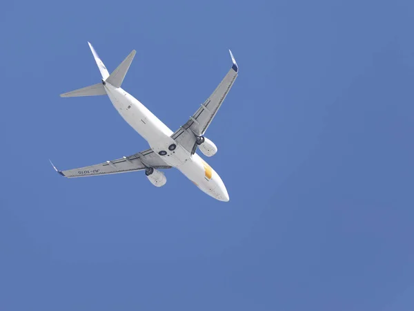 Boeing 737 uçak ve mavi gökyüzü — Stok fotoğraf