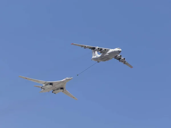 Refueling of military aircraft in the air, Moscow — Stock Photo, Image