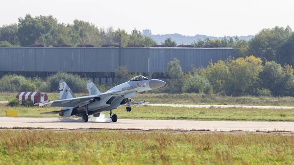 Su-35 fighter lands, Russia — Stock Photo, Image