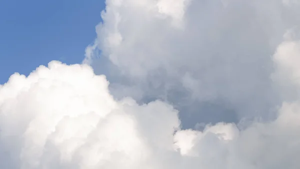 Grandes nubes de cúmulos y cielo azul —  Fotos de Stock