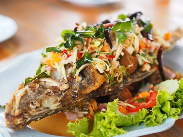 Pescado Frito Con Hierbas Mixtas Venta Platos Restaurante Tailandés — Foto de Stock