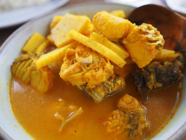 Balık ve Hindistan cevizi çekimi ile Tay demirhindi çorba. Tay Restoran Güney geleneksel yemek