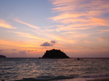 Plaj ve deniz Lipe Satun ilinde, Tayland küçük ada ile günbatımı Manzaralı
