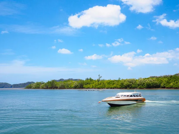 リペ島に向かうスピードボートで青い海と空の風景 サトゥン州 タイの旅行先 — ストック写真