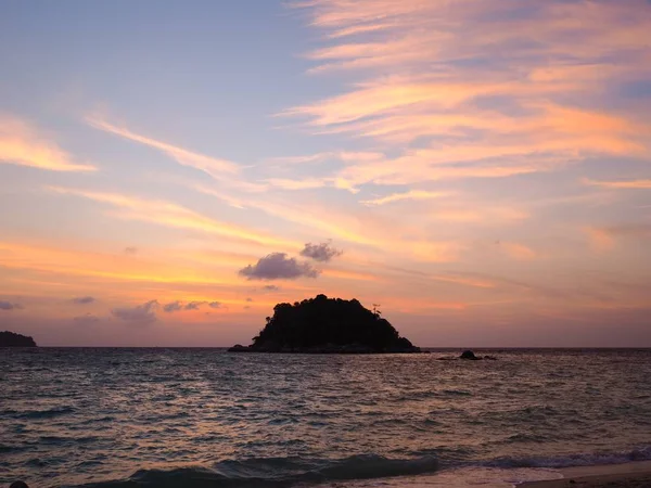 Vue Paysage Coucher Soleil Sur Plage Mer Avec Petite Île — Photo