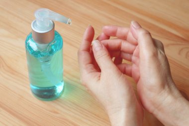 Enfeksiyonu önlemek için Alkol Temizleyici Jel ile Elleri ovuşturmak