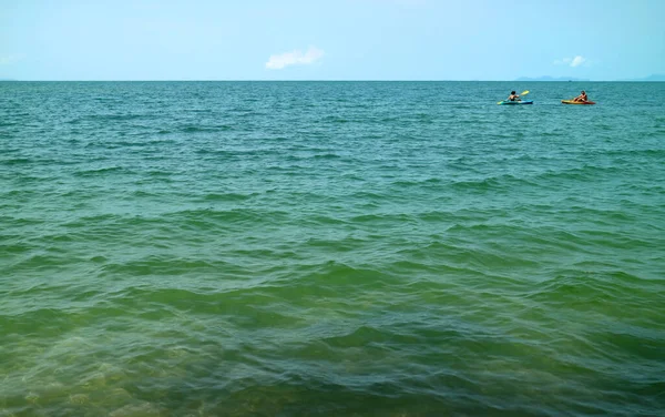 Dos Personas Navegando Kayak Por Azul Turquesa Del Mar Tropical — Foto de Stock