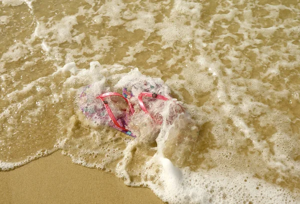 Para Żywe Różowe Japonki Sandały Plaży Rozbijają Się Fale Morskie — Zdjęcie stockowe