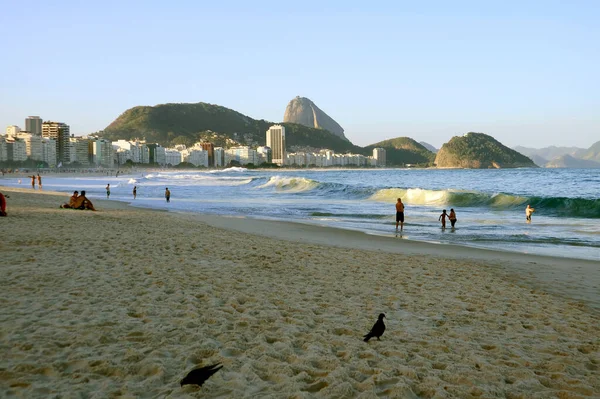 Copacabana plajı, öğleden sonra. Arkaplanda Sugarloaf dağı, Rio de Janeiro, Brezilya.