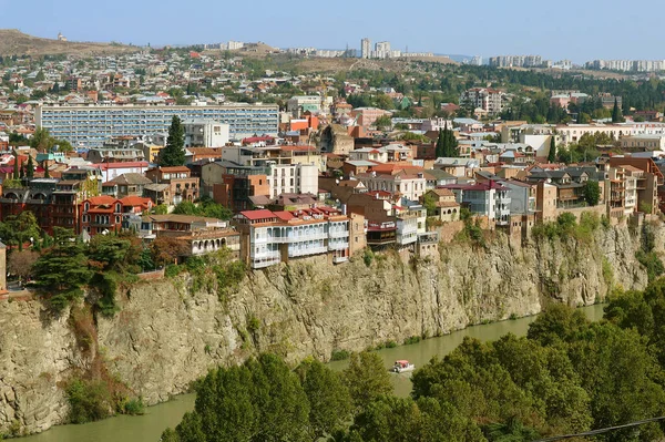 Oszałamiający Widok Stary Budynek Wzniesieniu Klifu Widokiem Rzekę Mtkvari Tbilisi — Zdjęcie stockowe