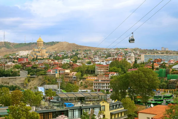 第比利斯市中心到格鲁吉亚阿法尔萨迈巴大教堂纳里卡拉要塞的空中缆车场景 — 图库照片