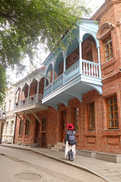Frau Spaziert Durch Eine Enge Straße Mit Traditionellen Georgischen Gebäuden — Stockfoto