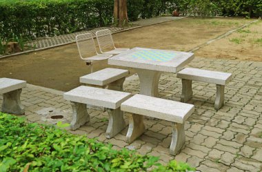 Sosyal Mesafe Süresince Kamu Parkında Boş Bençler ve Masalar