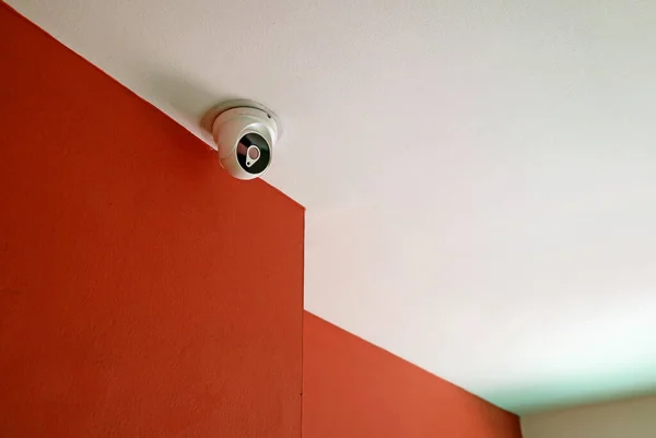 Quarto Vermelho Branco Com Uma Câmara Vigilância Teto — Fotografia de Stock