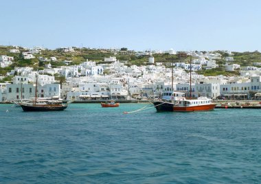 Yunanistan 'ın Mykonos Adası' ndaki Mykonos Eski Limanı 'nda, yamaçta bulunan beyaz renkli Yunan adaları mimarisi