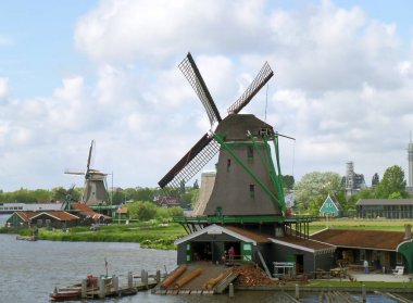 Hollanda Zaanse Schans 'ta tarihi ağaç kesme yel değirmeni