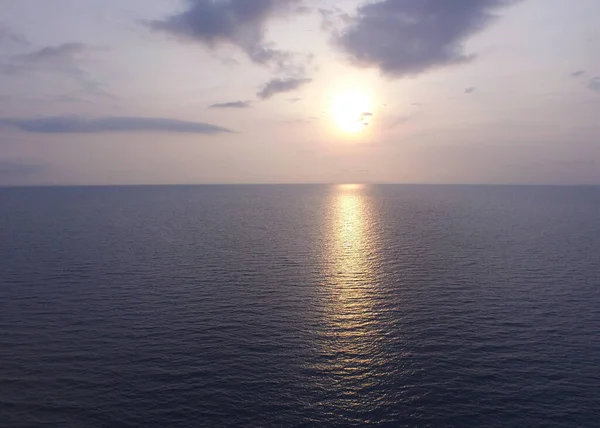 Die Untergehende Sonne Über Dem Ruhigen Meer Thailand Foto Drohne — Stockfoto