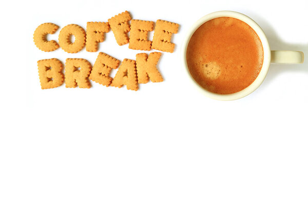 Вид сверху на бисквиты в форме хабета, написанные словом COFFEE BREE, и чашка кофе на белом фоне с свободным пространством для текста и оформления
