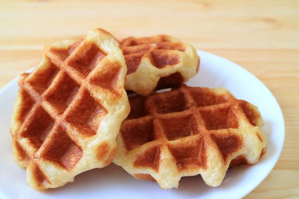 Teller Mit Belgischen Waffeln Auf Weißem Teller Auf Holztisch Serviert — Stockfoto