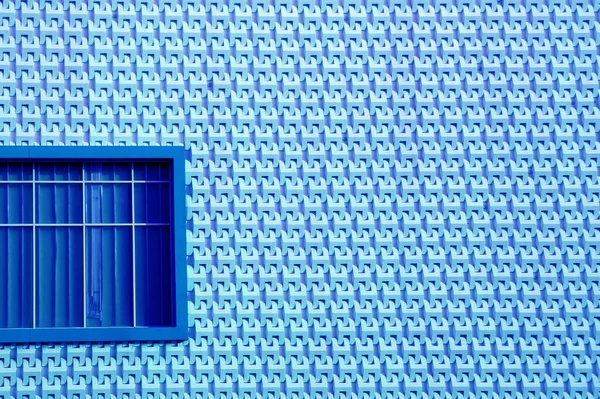 Koninklijk Blauw Raam Lichtblauwe Moderne Gevel — Stockfoto
