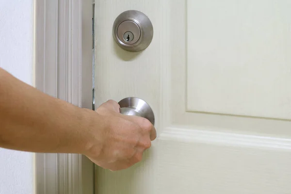 Mão Homem Segurando Maçaneta Porta Para Fechar Porta — Fotografia de Stock