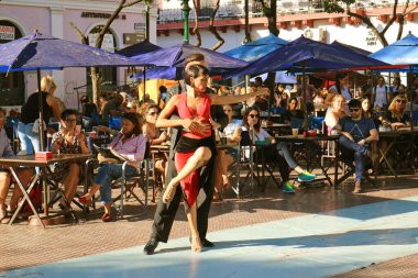 San Telmo 'daki Plaza Dorrego Meydanı' nda Fantastik Sokak Tango Dansı, Buenos Aires 'in en eski mahallesi, Arjantin