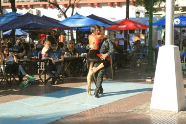 Arjantin 'in başkenti Buenos Aires' in ana turistik merkezlerinden biri olan San Telmo Mahallesi 'ndeki Dorrego Meydanı' nda tutkulu Arjantin Tango Dansı