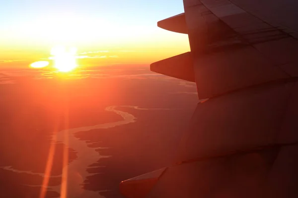 Vista Fantástica Avião Voando Luz Sol Sobre Paisagem Rural Com — Fotografia de Stock