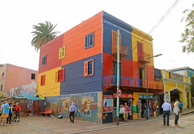 La Boca Mahallesi 'ndeki çok renkli bina Buenos Aires, Arjantin' deki ünlü turist duraklamalarından biri.