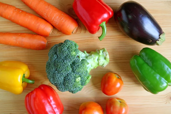 Sayuran Segar Berbagai Macam Warna Yang Tersebar Latar Belakang Kayu — Stok Foto