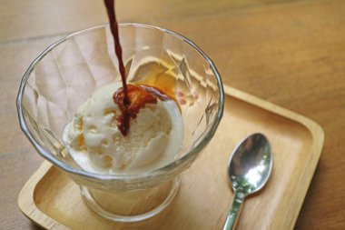 Lezzetli bir Affogato için vanilyalı dondurmanın üzerine espresso kahvesi dökmeye başla.