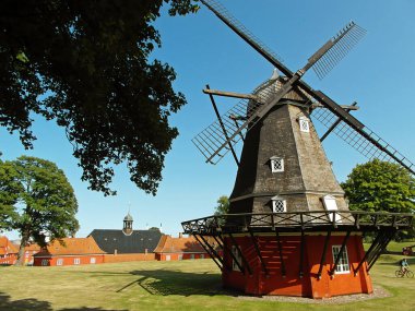 Kopenhag, Danimarka 'da iyi korunmuş bir yıldız kalesi olan Kastellet' in yel değirmeni ve hapishane kompleksi