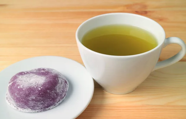 Heißer Grüner Tee Mit Japanischen Süßigkeiten Namens Daifuku Auf Holztisch — Stockfoto