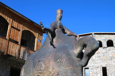 Büyük Tamar 'ın Bronz Anıtı, Gürcistan' ın ünlü Kadın Kralı Mestia Meydanı, Yukarı Svaneti, Georgia