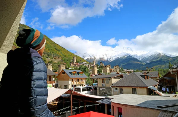 Man Gürcistan Svaneti Bölgesi Ndeki Eşsiz Svan Kulesi Kafkasya Dağları — Stok fotoğraf