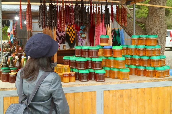 Reisende Vor Einem Souvenirstand Mit Lokalen Produkten Aus Georgien — Stockfoto