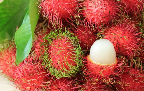 Banda Żywych Kolorów Dojrzałe Rambutan Całych Owoców Otwarty Aby Pokazać — Zdjęcie stockowe