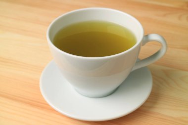 Doğal Renk Ahşap Masada Bir fincan Yeşil Çay