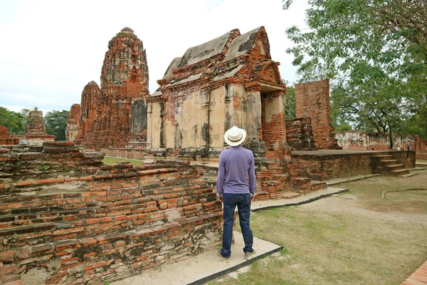Besökare Imponerad Resterna Wat Mahathat Medeltida Tempel Ayutthaya Historisk Park — Stockfoto