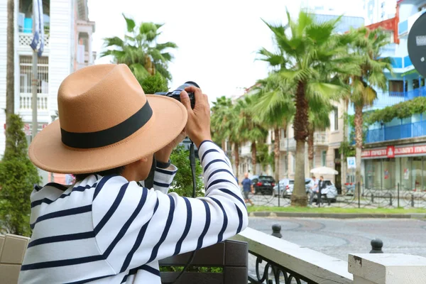 Sluit Een Reiziger Het Nemen Van Foto Van Outdoor Zithoek — Stockfoto