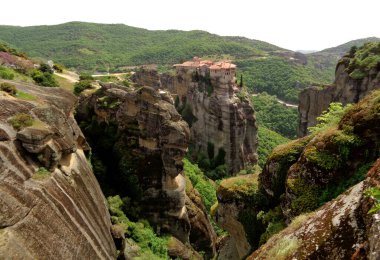 Varlaam Kutsal Manastırı kireçtaşı kaya oluşumlarının zirvesinde, Meteora, Yunanistan