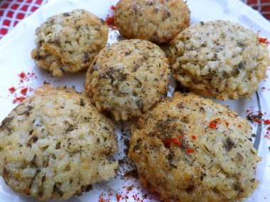 Qifqi ve Geleneksel Arnavut Kızarmış Pirinç ve Yumurta Herb, Cirokastra, Arnavutluk