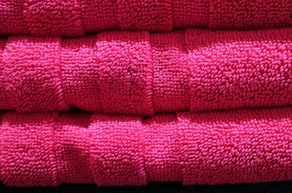Zamknięte Tekstury Starannie Złożone Wibrujące Fuchsia Różowe Puszyste Ręczniki Stos — Zdjęcie stockowe