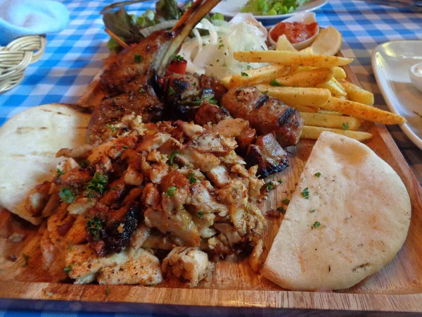 Griechische Souvlaki Platte Pita Brot Und Pommes Frites — Stockfoto