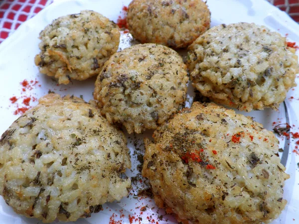 Qifqi ve Geleneksel Arnavut Kızarmış Pirinç ve Yumurta Herb, Cirokastra, Arnavutluk
