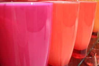 Rafta pembe ve turuncu renkli camlar var.