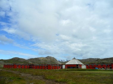 Kuzey Burnu, Norveç 'teki Norveç kır evleri ile güzel bir yaz ortası manzarası