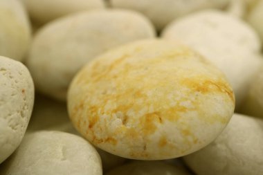 Seçici odak ve bulanık arkaplan ile çakıl taşının kapalı dokusu